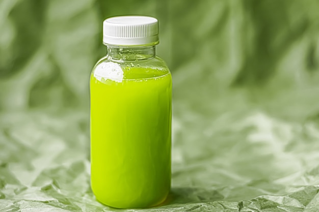 Jus vert frais dans une bouteille en plastique recyclable respectueuse de l'environnement et emballage de boissons saines et de prod ...