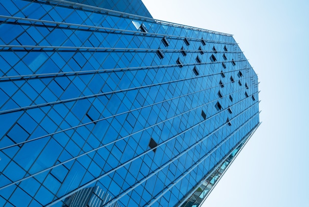 Jusqu'à l'immeuble de bureaux moderne bleu