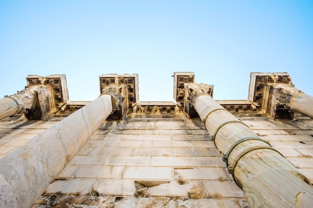 Photo jusqu'à la vue des célèbres piliers du temple grec contre le ciel bleu clair en grèce