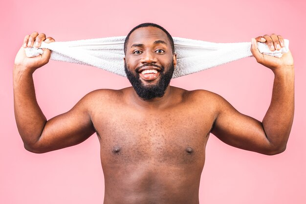 Juste après la douche, beau jeune homme afro-américain enveloppé dans une serviette