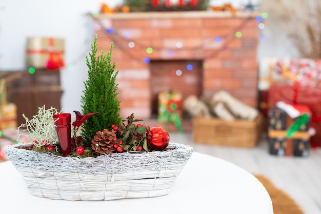 Photo juste devant la caméra se trouve un roseau de noël faisant référence à la saison de noël en cours. au fond, il y a une cheminée et des cadeaux.