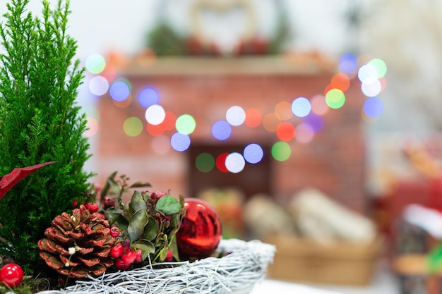 Juste devant la caméra se trouve un roseau de Noël qui nous rappelle la saison de Noël en cours. Au fond, il y a une cheminée et des cadeaux.