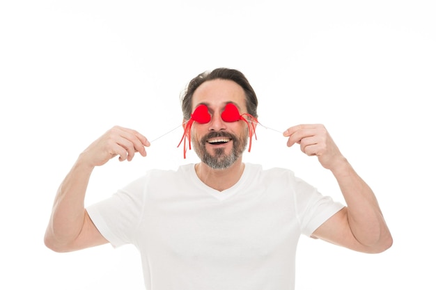 Juste heureux Homme barbu mature avec coeur rouge Problèmes d'amour avec le coeur Homme avec barbe Décoratif pour la transplantation cardiaque de la Saint-Valentin Célébration des fêtes Saint Valentin Soins de santé