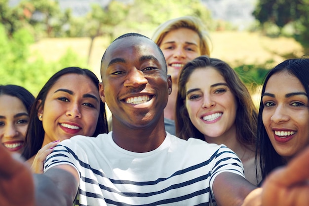 Juste nous Photo d'un groupe de jeunes amis prenant un selfie ensemble à l'extérieur