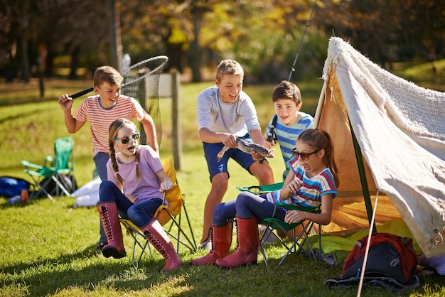 Juste se détendre au camping Photo d'un groupe de jeunes amis qui traînent dans leur camping