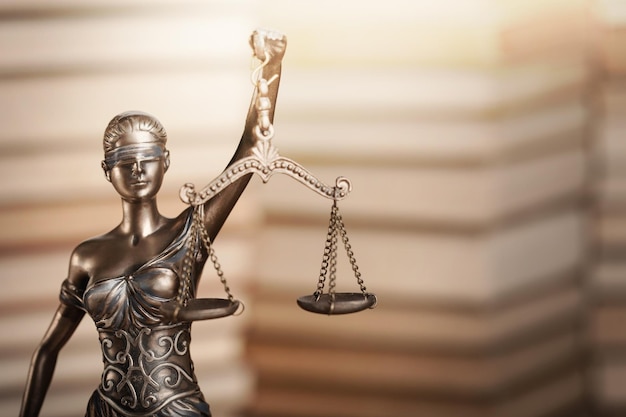 Justice Balance et livres et marteau sur table en bois