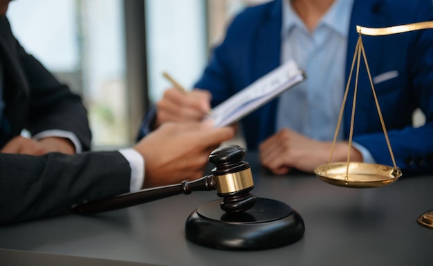 Justice et droit conceptlaw thème livres de bureau en bois équilibre Homme juge dans une salle d'audience le gavelworking avec tablette numérique sur table