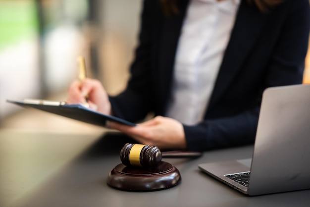 La justice et le droit conceptlaw thème livres de bureau en bois équilibre Homme juge dans une salle d'audience le gavelworking avec tablette numérique sur tablexA