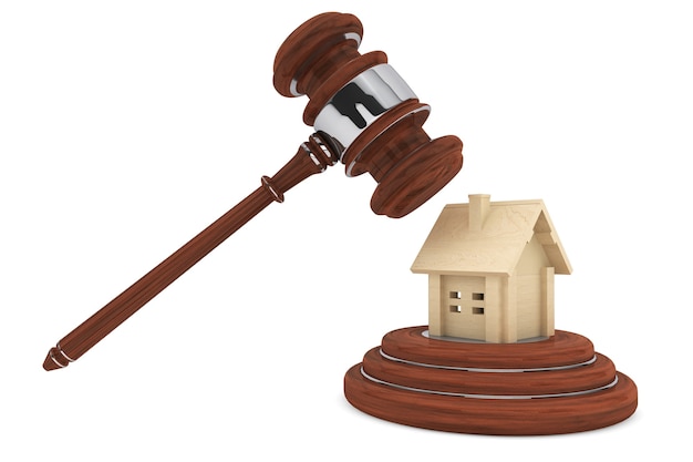 Justice Gavel avec maison en bois sur fond blanc