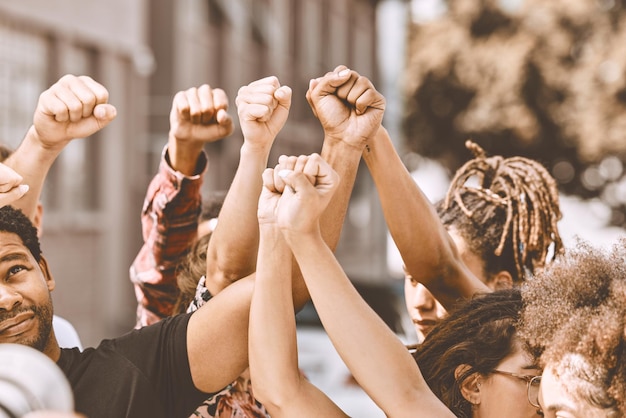 Photo justice liberté et mains des gens dans la ville de protestation avec la communauté pour soutenir le changement et la paix mondiale gouvernement de guerre et pouvoir mondial avec le poing de la foule pour l'activisme combattre la société ou la révolution