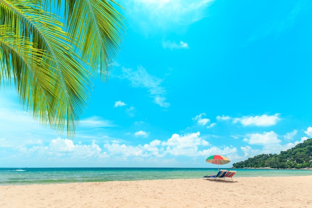 Ka-ron Beach à Phuket, en Thaïlande. Plage de sable blanc avec parasol. Été, voyage, vacances