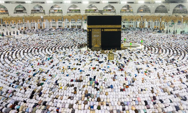 Kaaba à Makkah avec une foule de musulmans dans le monde entier priant ensemble