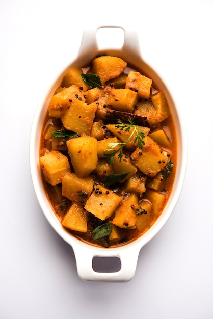 Kacha Papita sabzi avec sauce ou curry de papaye crue Sabji , servi dans un bol. mise au point sélective