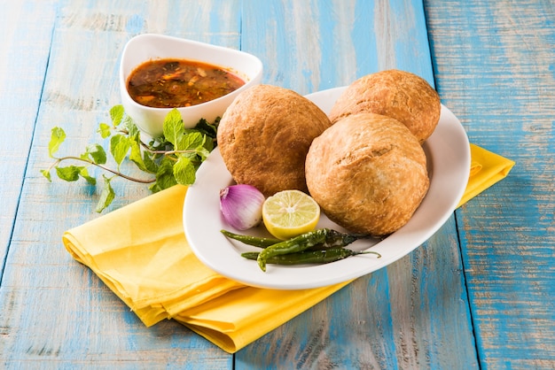 Photo le kachori est une collation épicée de l'inde également orthographiée kachauri et kachodi. servi avec du ketchup aux tomates. mise au point sélective