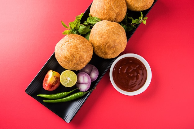 Le kachori est une collation épicée de l'Inde également orthographiée kachauri et kachodi. Servi avec du ketchup aux tomates. Mise au point sélective