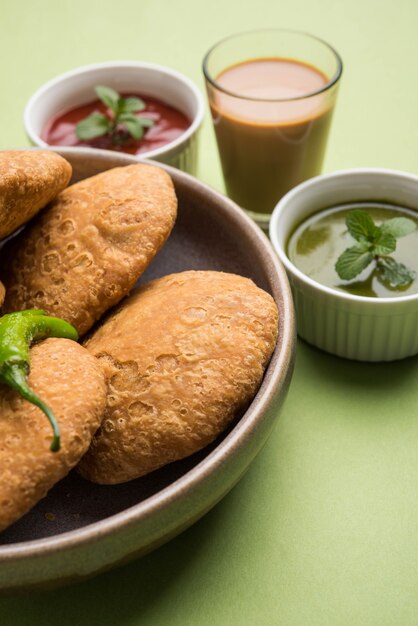 Kachori est une collation épicée plate de l'Inde également orthographié comme kachauri et kachodi. Servi avec du ketchup aux tomates. Mise au point sélective