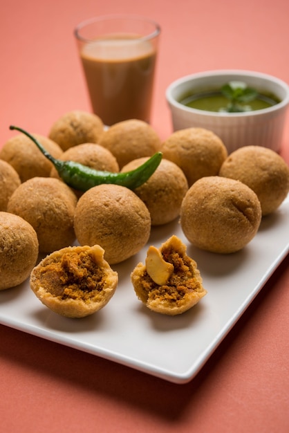 Le kachori de fruits secs est une petite boule de forme ronde farcie de masala et de noix de cajou, etc., servie avec du ketchup à la tomate et du thé chaud, produit Haldiram