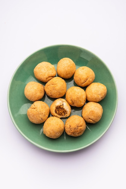 Le kachori sec est un farsan en forme de boule rempli de fruits secs également appelé kachauri kachodi et katchuri