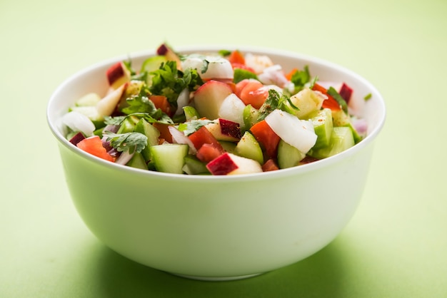 Kachumber OU salade verte indienne également connue sous le nom de Koshimbir. Servi dans un bol sur fond de mauvaise humeur. Mise au point sélective