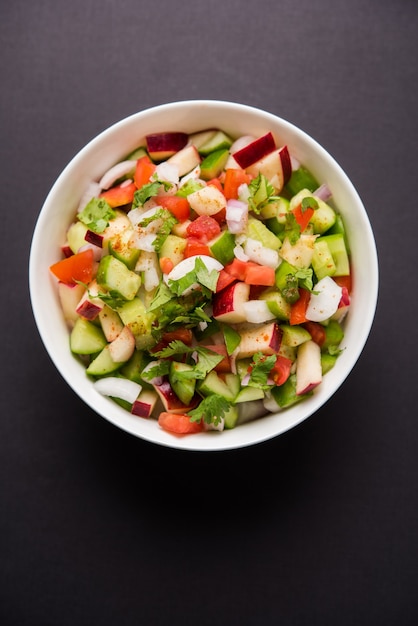 Kachumber OU salade verte indienne également connue sous le nom de Koshimbir. Servi dans un bol sur fond de mauvaise humeur. Mise au point sélective