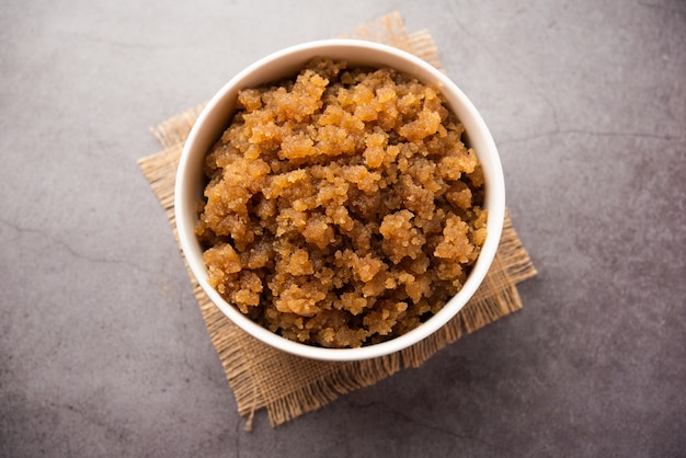 Kada Prasad est un blé ou atta halwa. C'est un dessert à base de farine de l'Inde du Nord généralement servi en punjabi ou sikh Gurdwara à chaque visiteur en tant que prashad