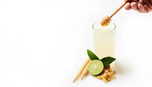 Photo kaempferia mélangé avec du miel et du jus de citron pour la santé , boisson à base de plantes pour prévenir covid - 19