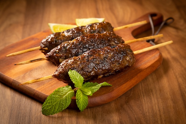 Kafta de boeuf sur la planche en bois Kafta Cuisine arabe traditionnelle