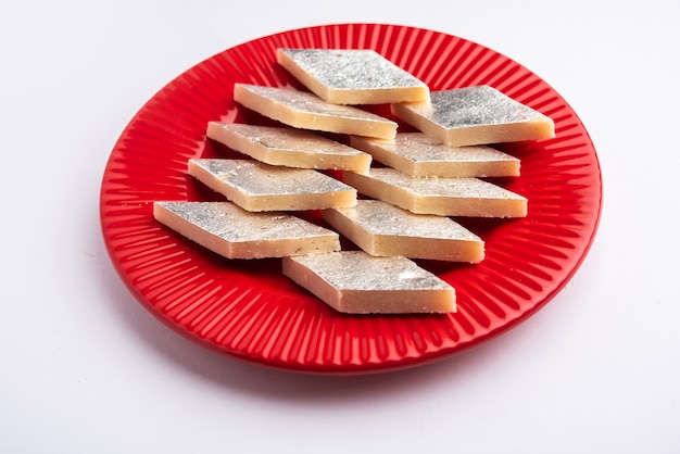 Kaju Katli, un barfee, un barfi ou un burfi sucré indien populaire à base de lait, de khoya, de cajou et de sucre