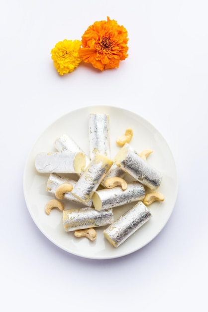 Kaju Roll mithai Un bonbon traditionnel royal à base de poudre de noix de cajou et de mawa avec du sucre