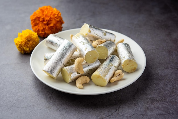 Kaju Roll mithai Un bonbon traditionnel royal à base de poudre de noix de cajou et de mawa avec du sucre