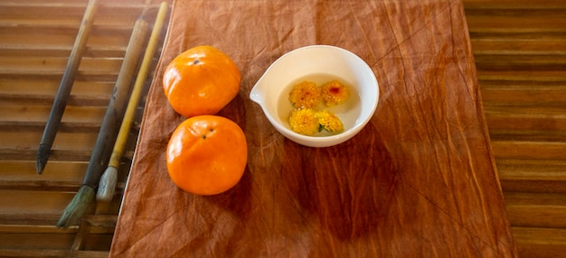 Kakis et brosses à thé de chrysanthème bio