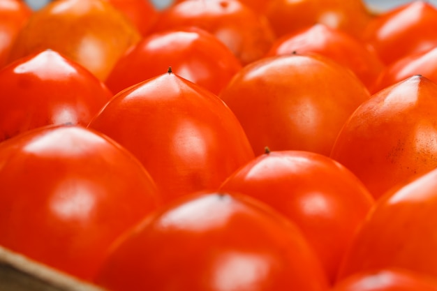 Kakis mûrs frais au marché, surface de kakis