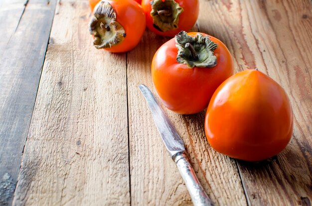 Kakis Orange Mûr Sur Une Vieille Table En Bois