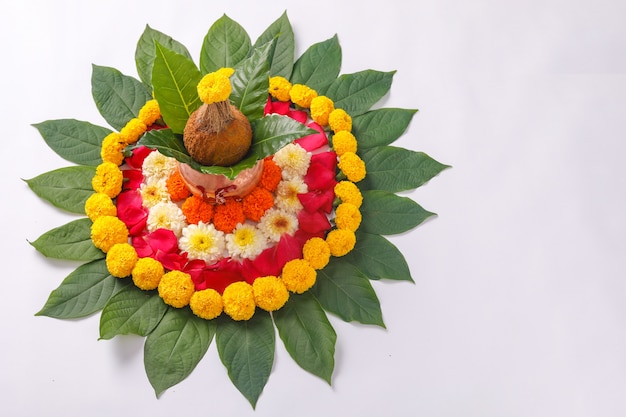 Kalash à la noix de coco et décoration florale