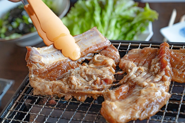 Kalbi avec viande grillée coréenne à l'os