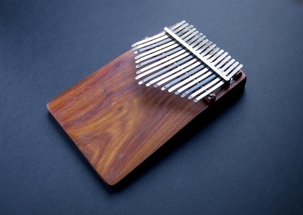 Kalimba en bois traditionnel isolé sur noir