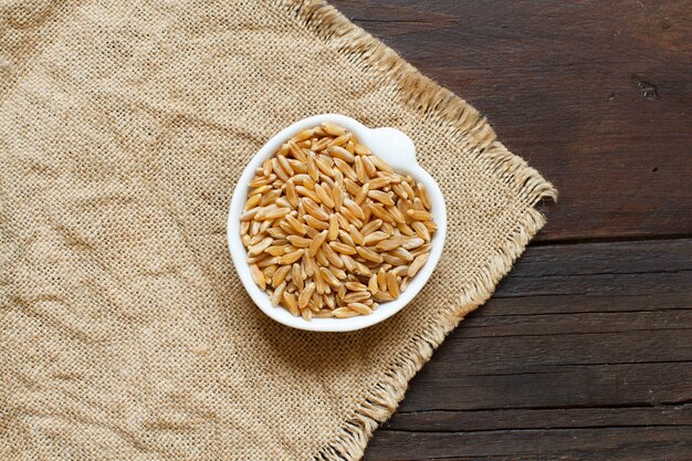 Kamut grain dans un boel sur la vue de dessus de table en bois