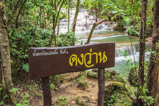 Kanchanaburi/thailand-2020/8/8: Paysage de la cascade Huai mae khamin Parc national de Srinakarin à Kanchanaburi thailand. Cascade Huai mae khamin Deuxième étage "Dongwan"