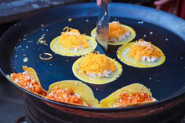 Kanom Buang, crêpe crêpée thaïlandaise avec garniture à la crevette hachée salée à la poêle