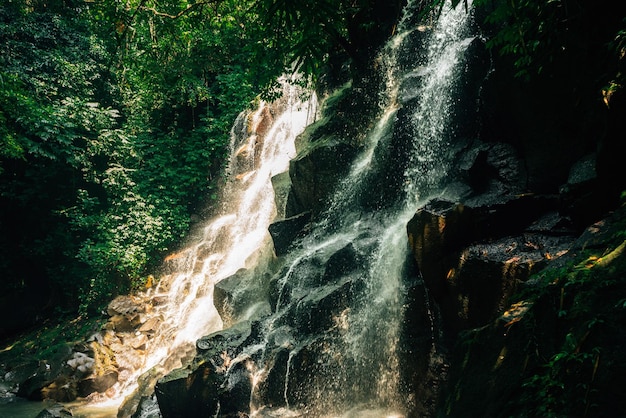 Kanto Lampo Waterfall gianyar bali Scenic cascade saisonnière en cascade sur un mur de roche à gradins dans une pataugeoire peu profonde