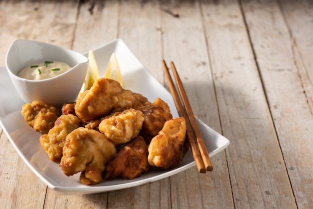 Karaage de poulet épicé sur table en bois