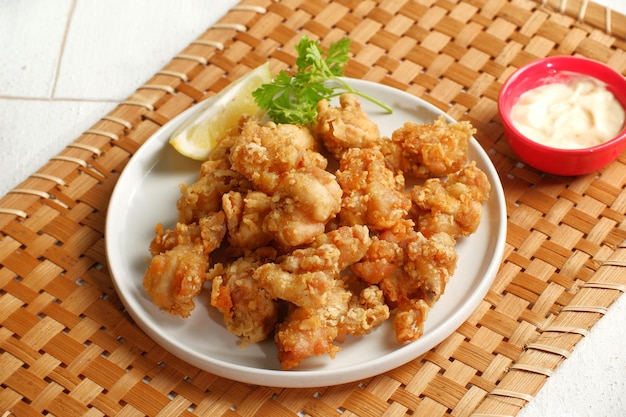 Karaage de poulet fait maison de style japonais Chicken Karaage frit est un plat de cuisine japonaise traditionnelle