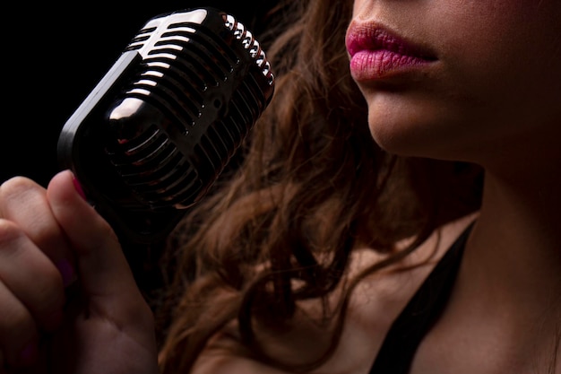 Karaoké Gros plan femme avec des lèvres de microphone vintage Sensuelle fille chanteuse Concert chanter