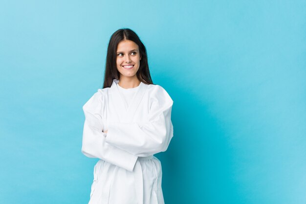 Karaté jeune femme souriante confiante avec les bras croisés.