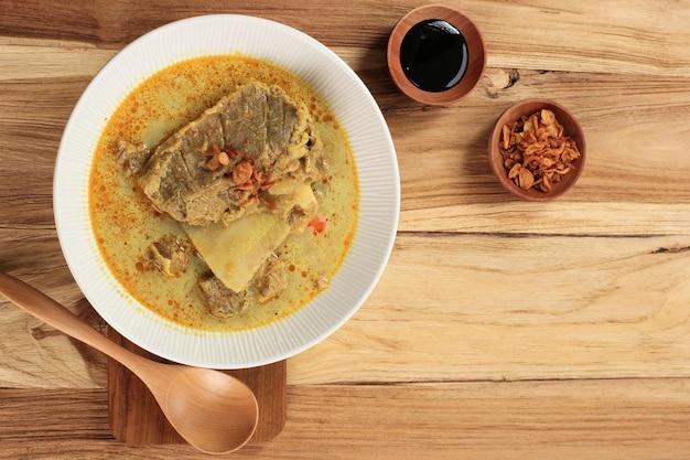 Kari ou Gulai Iga Kambing ou soupe au curry de côtes de mouton traditionnelles de l'Indonésie