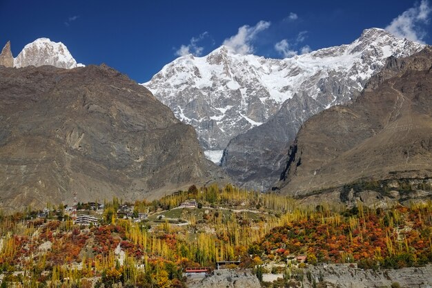 Karimabad coloré en automne. Vallée de Hunza, Gilgit-Baltistan, Pakistan.