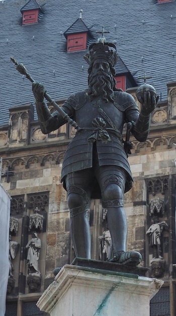 Karlsbrunnen (qui signifie fontaine de Charlemagne) inaugurée en 1620 devant le Rathaus (mairie) à Aix-la-Chapelle, Allemagne