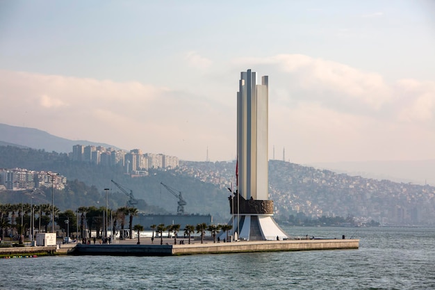 Photo karsiyaka / izmir / turquie, 3 mars 2019, monument de la ville de karsiyaka izmir