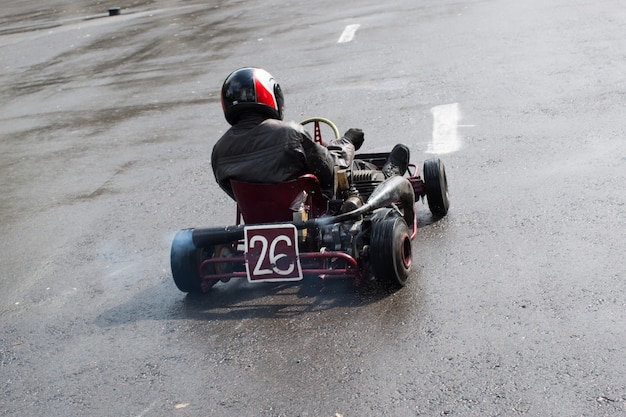 Karting - pilote en casque sur circuit de kart