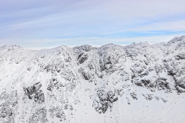 Kasprowy Wierch pic de Zakopane dans les Tatras en hiver. Zakopane est une ville de Pologne dans les Tatras. Kasprowy Wierch est une montagne à Zakopane et est le domaine skiable le plus populaire de Pologne